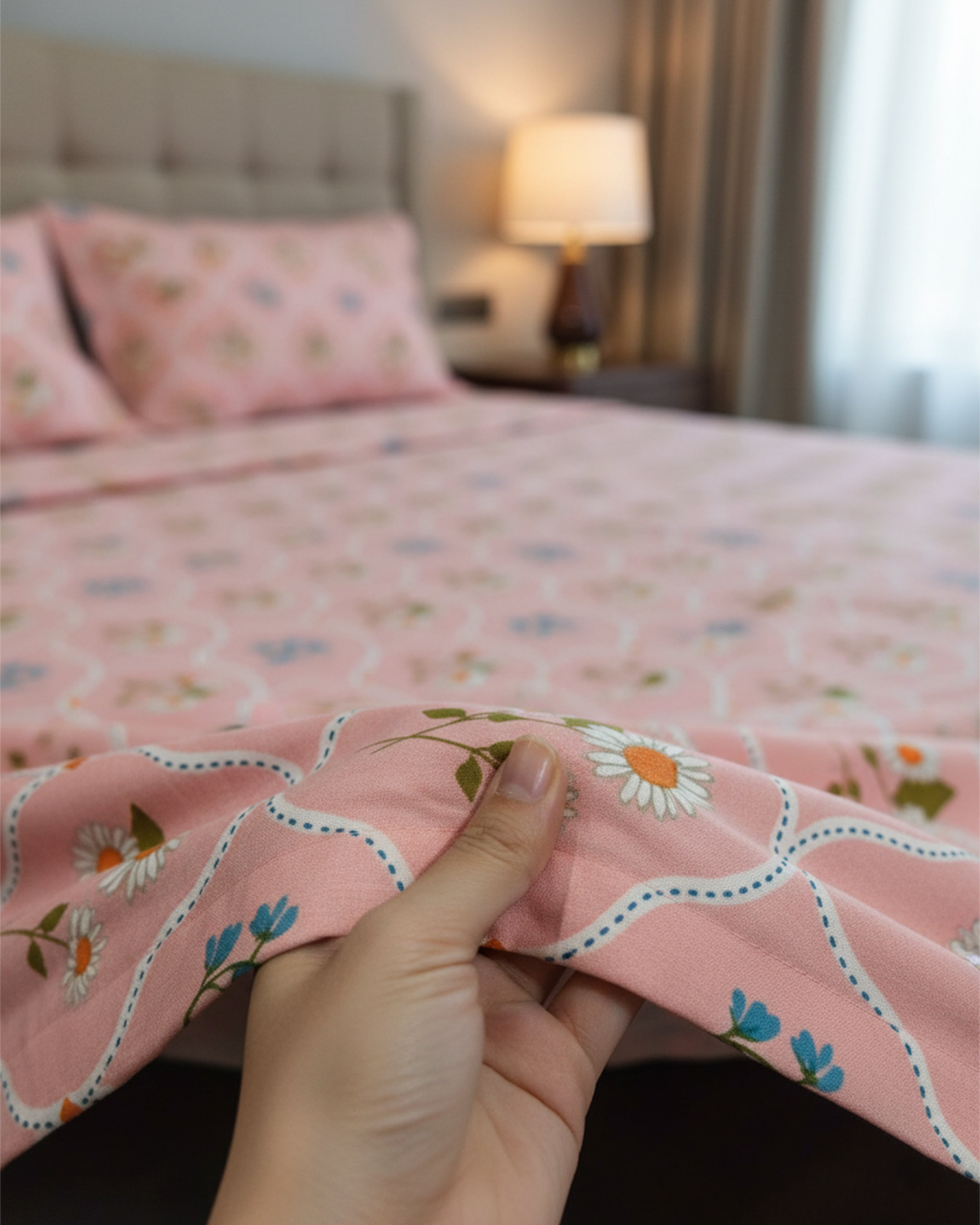 Charming Blush Pink Daisy Floral Bedsheet Set – Soft Cotton Double Bedspread with 2 Matching Pillow Covers