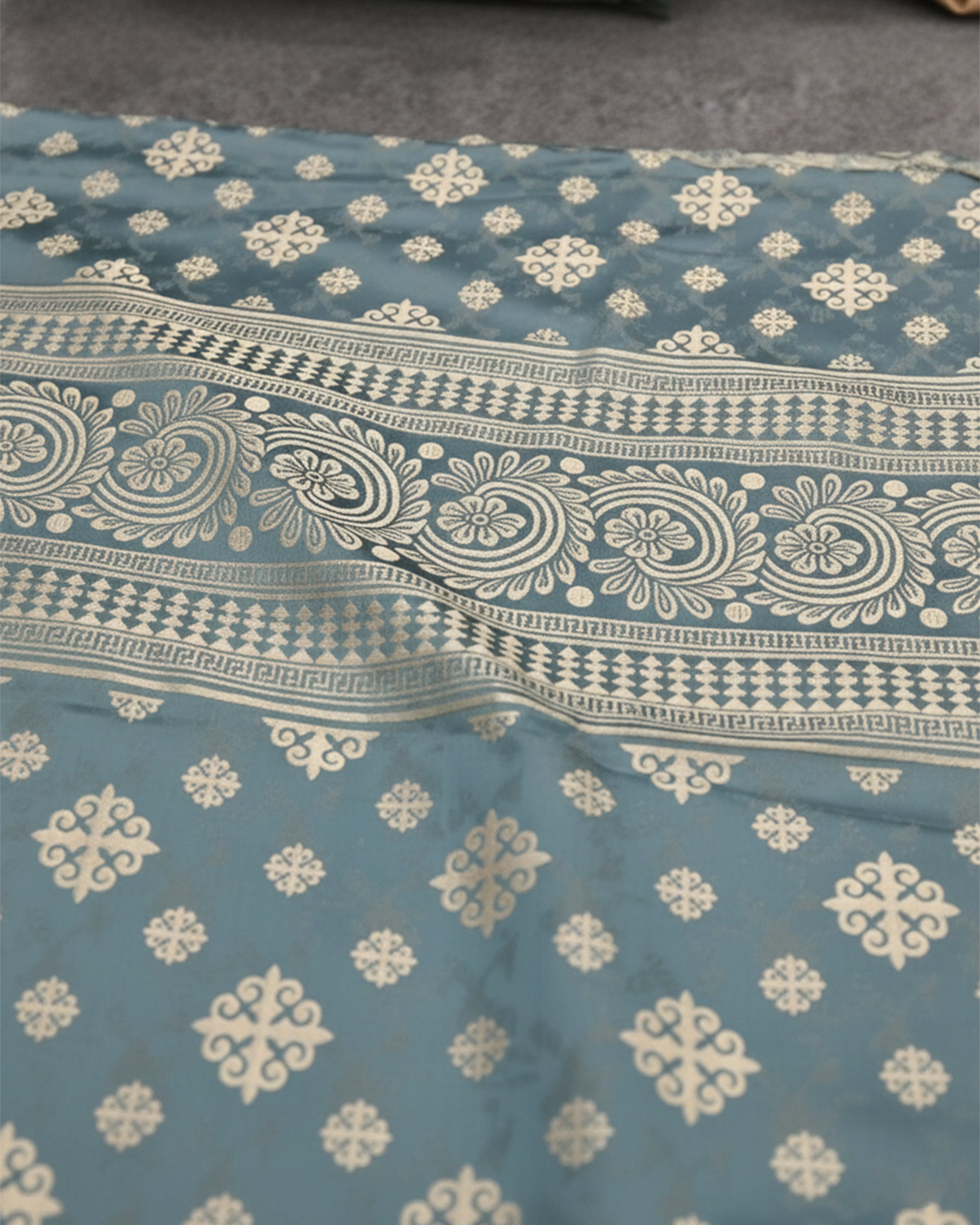 Premium Blue & White Floral Double Bedspread - Luxury Indigo Botanical Bedding Set with Matching Pillow Covers